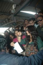 Vidya Balan promotes Kahani at Khar Station on 27th Jan 2012 (21).JPG